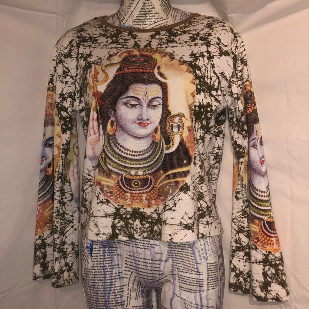 Ultra rare patterned shirt.